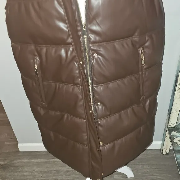 DEX Vest, Womens NWTS Large Dark Brown Puffer Vest with gold accents. Sz Xlg!!