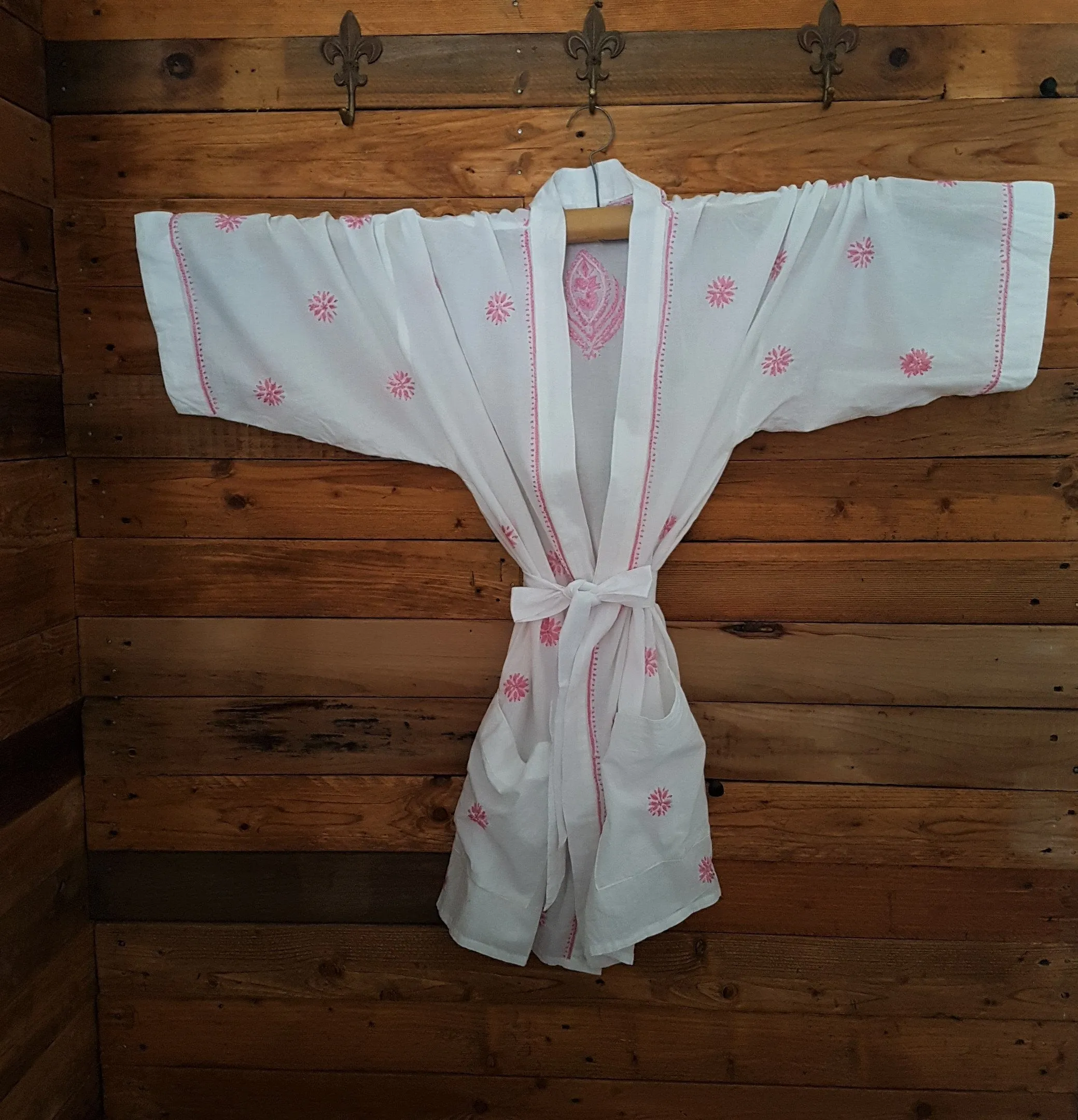 Kimono/Robe. . White with chikan embroidery, patch pockets, sash. o/s