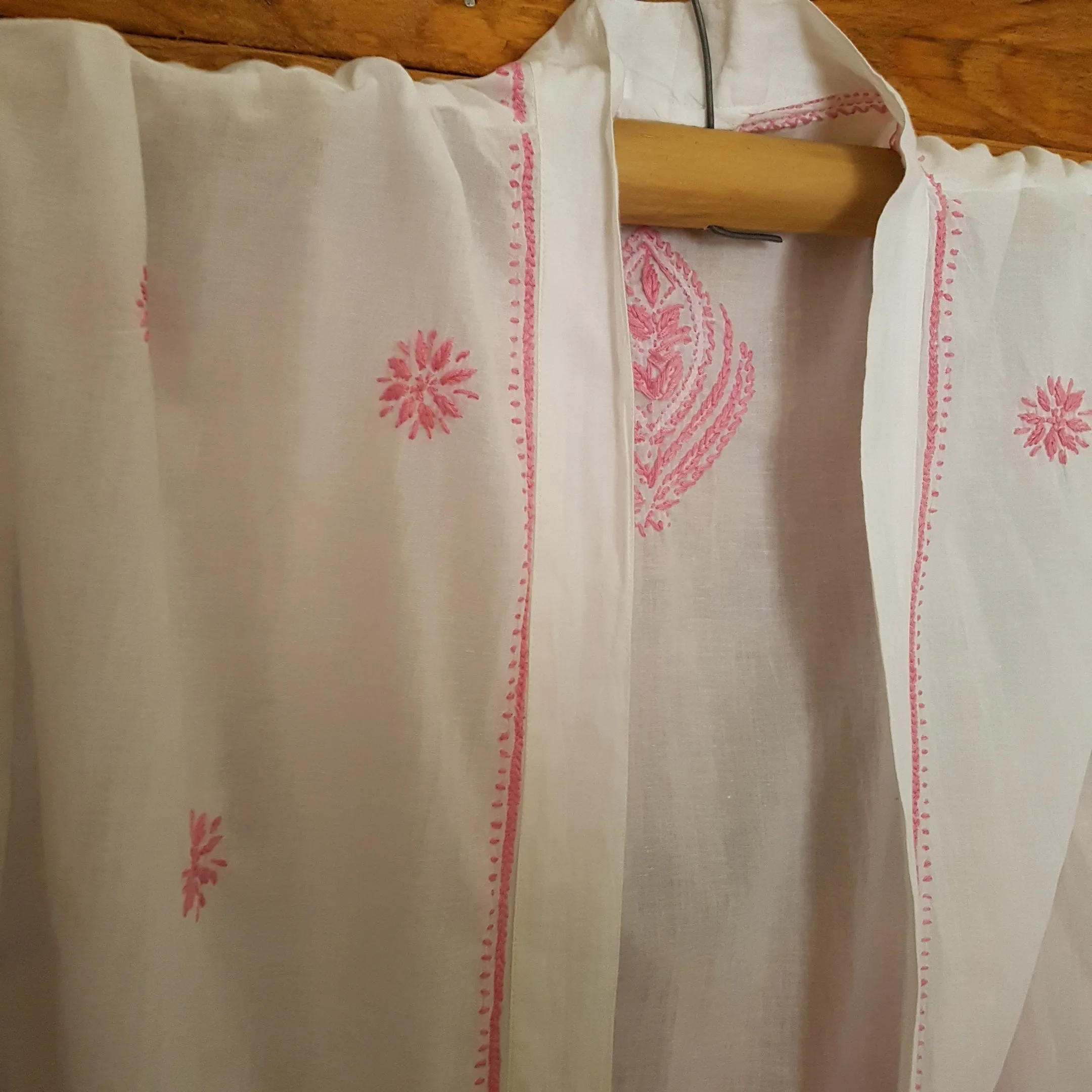 Kimono/Robe. . White with chikan embroidery, patch pockets, sash. o/s