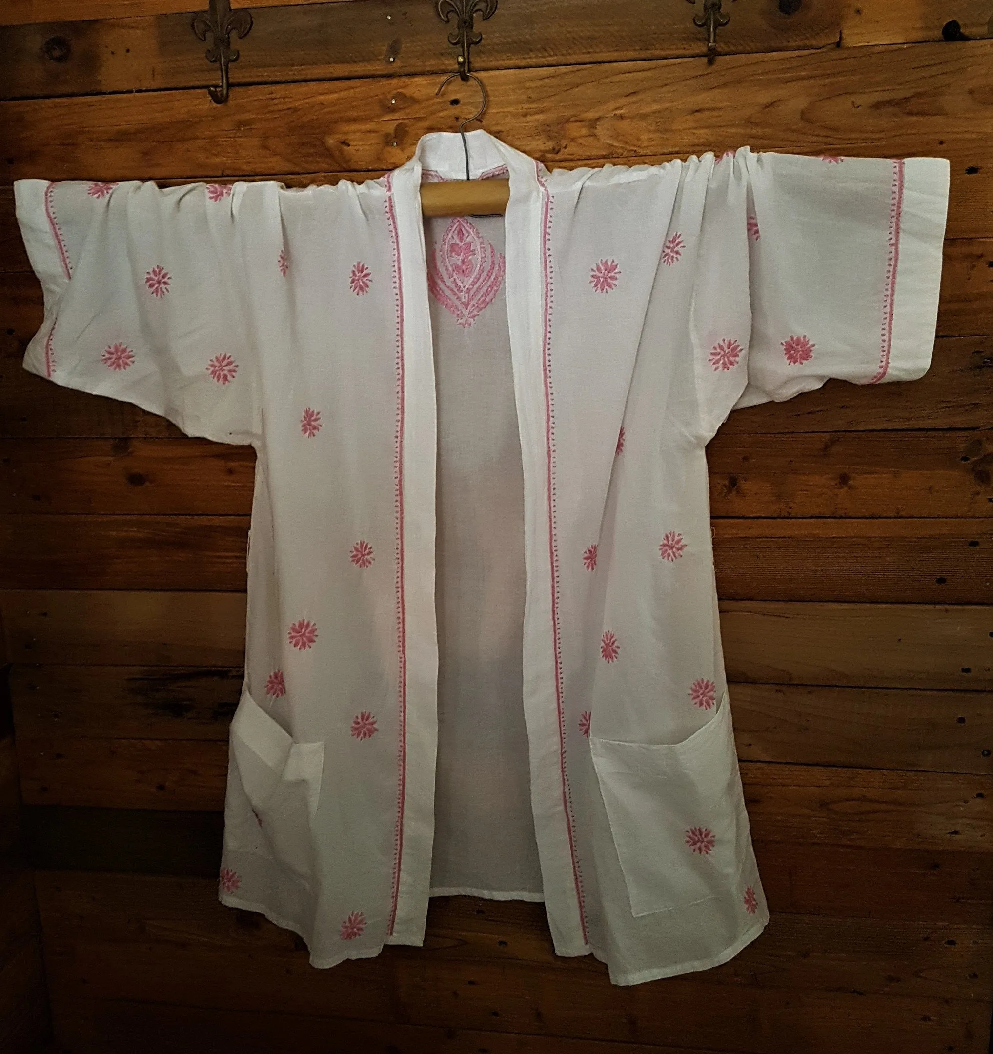 Kimono/Robe. . White with chikan embroidery, patch pockets, sash. o/s
